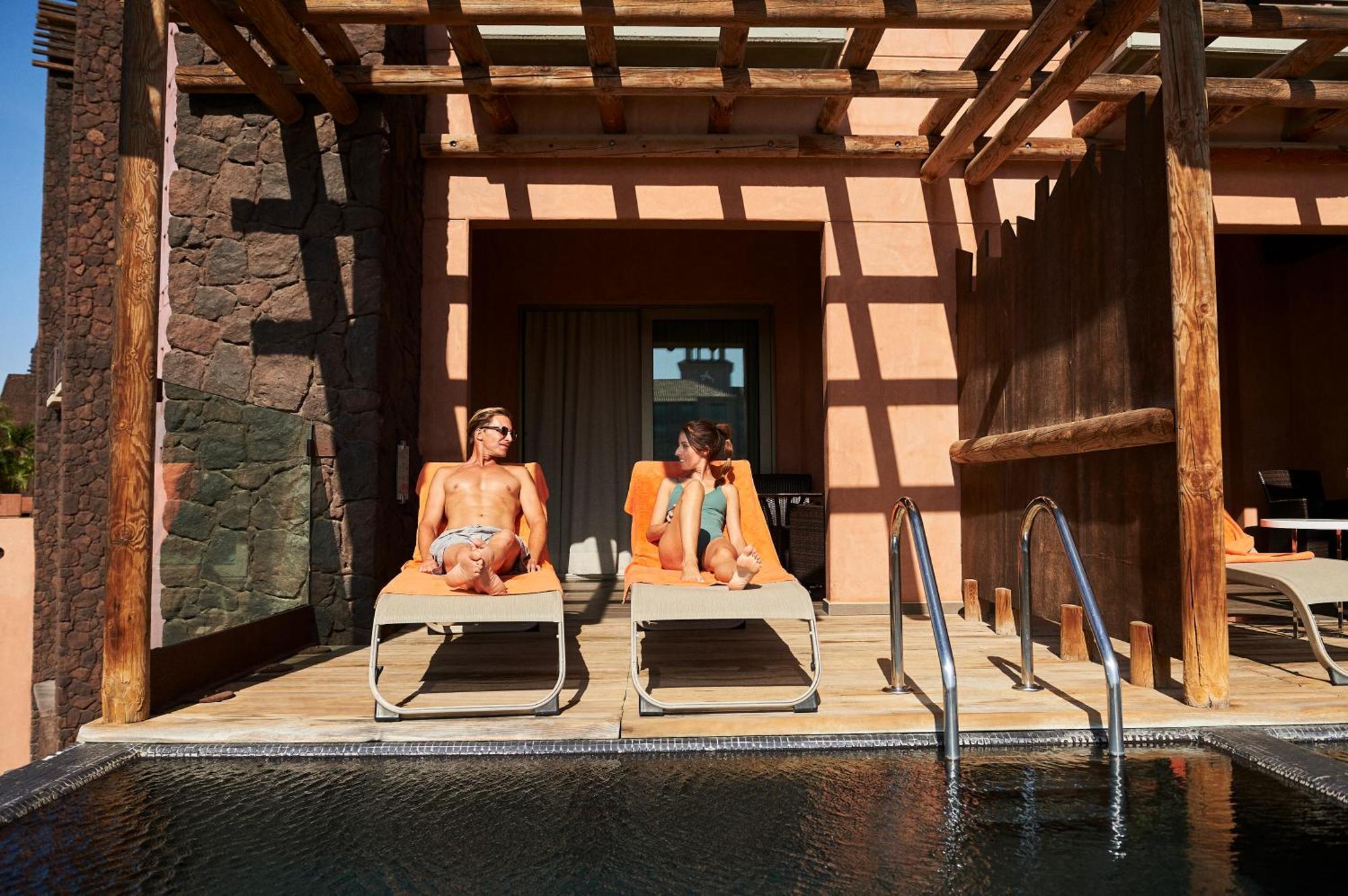 Lopesan Baobab Resort Meloneras Esterno foto A couple sunbathing at a hotel in Lanzarote, Spain